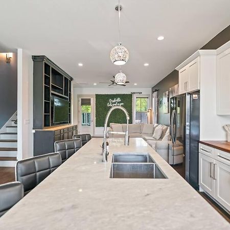 King Bed, Balcony, Covered Patio & Firepit! 8 Minutes From Broadway Nashville Bagian luar foto