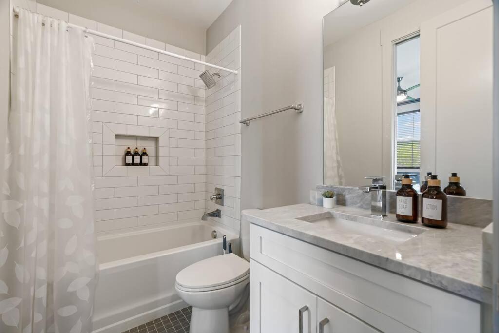 King Bed, Balcony, Covered Patio & Firepit! 8 Minutes From Broadway Nashville Bagian luar foto