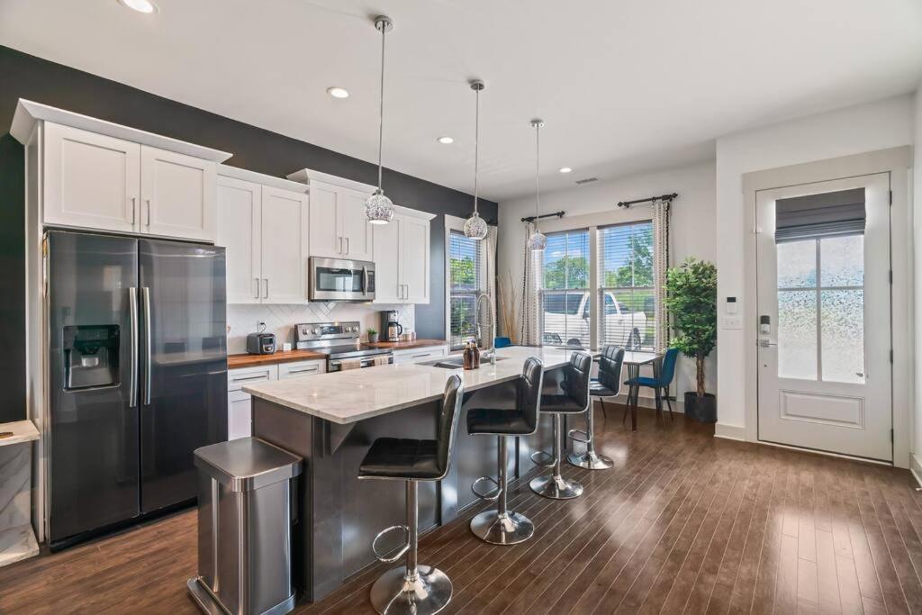 King Bed, Balcony, Covered Patio & Firepit! 8 Minutes From Broadway Nashville Bagian luar foto