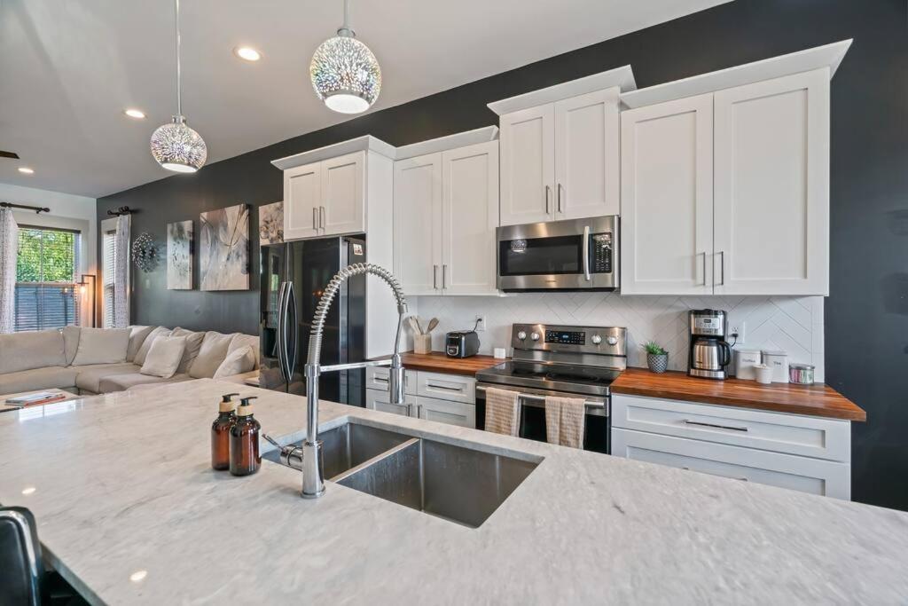 King Bed, Balcony, Covered Patio & Firepit! 8 Minutes From Broadway Nashville Bagian luar foto