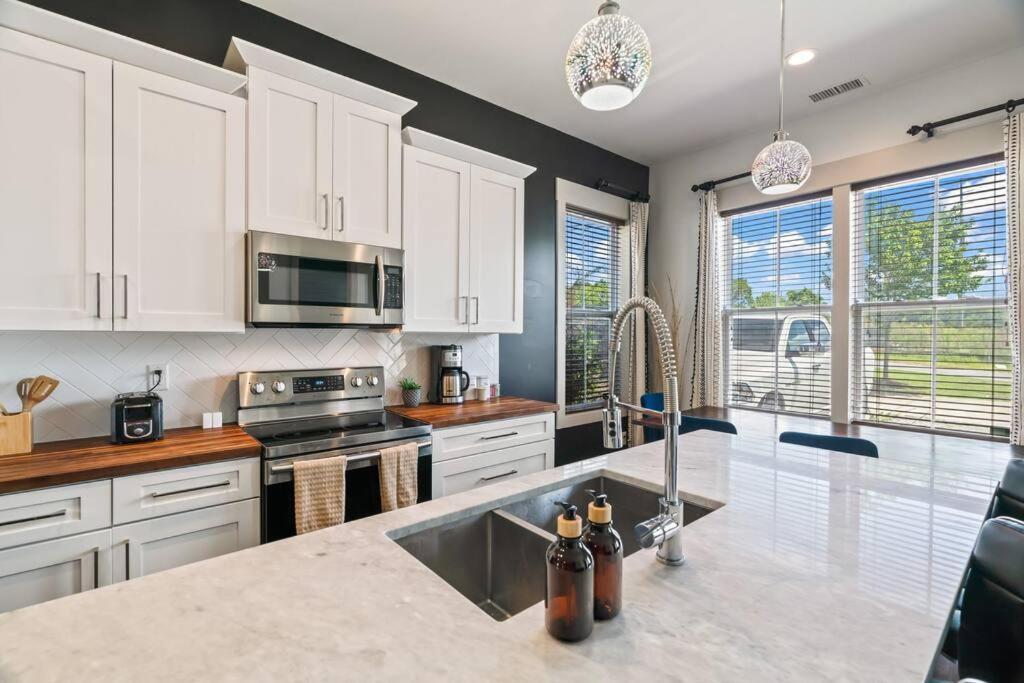 King Bed, Balcony, Covered Patio & Firepit! 8 Minutes From Broadway Nashville Bagian luar foto
