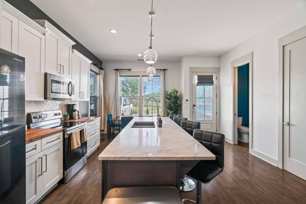 King Bed, Balcony, Covered Patio & Firepit! 8 Minutes From Broadway Nashville Bagian luar foto