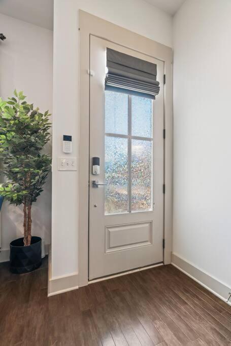 King Bed, Balcony, Covered Patio & Firepit! 8 Minutes From Broadway Nashville Bagian luar foto