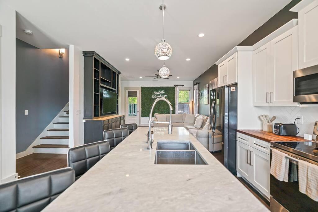 King Bed, Balcony, Covered Patio & Firepit! 8 Minutes From Broadway Nashville Bagian luar foto